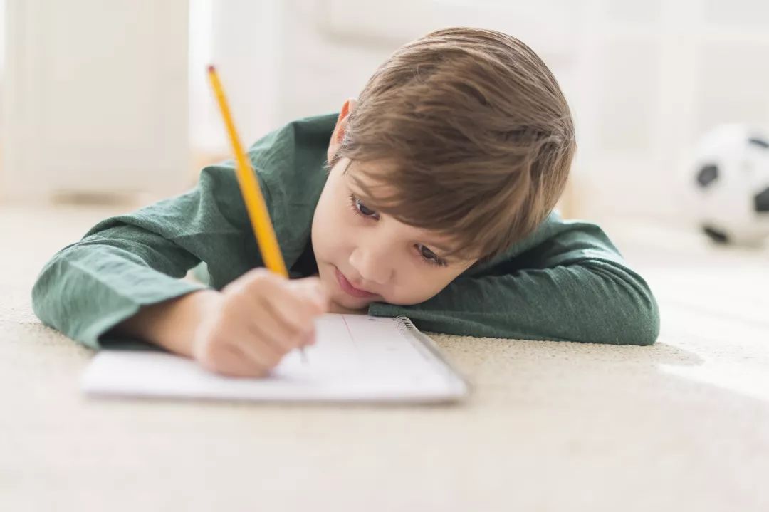 孩子写作业不专注，总是东张西望该怎么办?